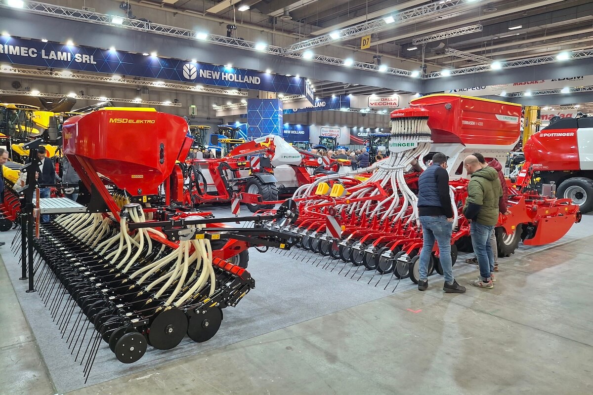 Seminatrice a file MaterMacc MSD Elektro nello stand P&ouml;ttinger in occasione di Fieragricola 2026